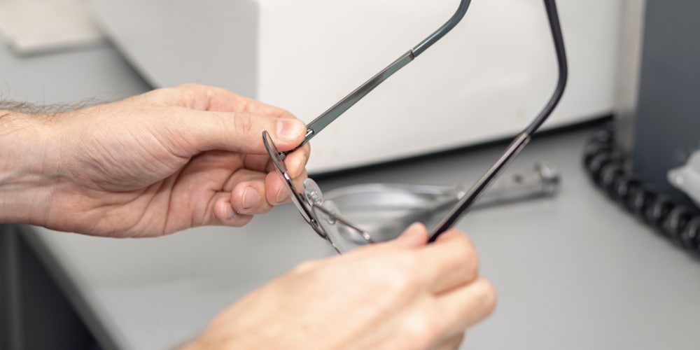 How to fix scratched glasses: myths and tips ®
